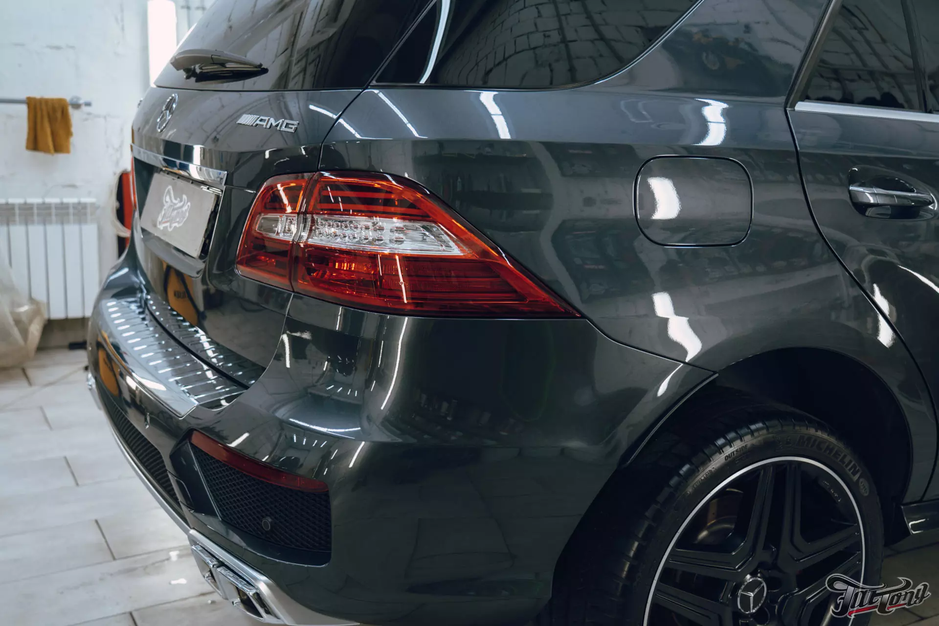 Mercedes ML 63 AMG. Полировка кузова+керамика. Антидождь. Мойка подкапотного пространства. Уборка салона. Выставление зазоров